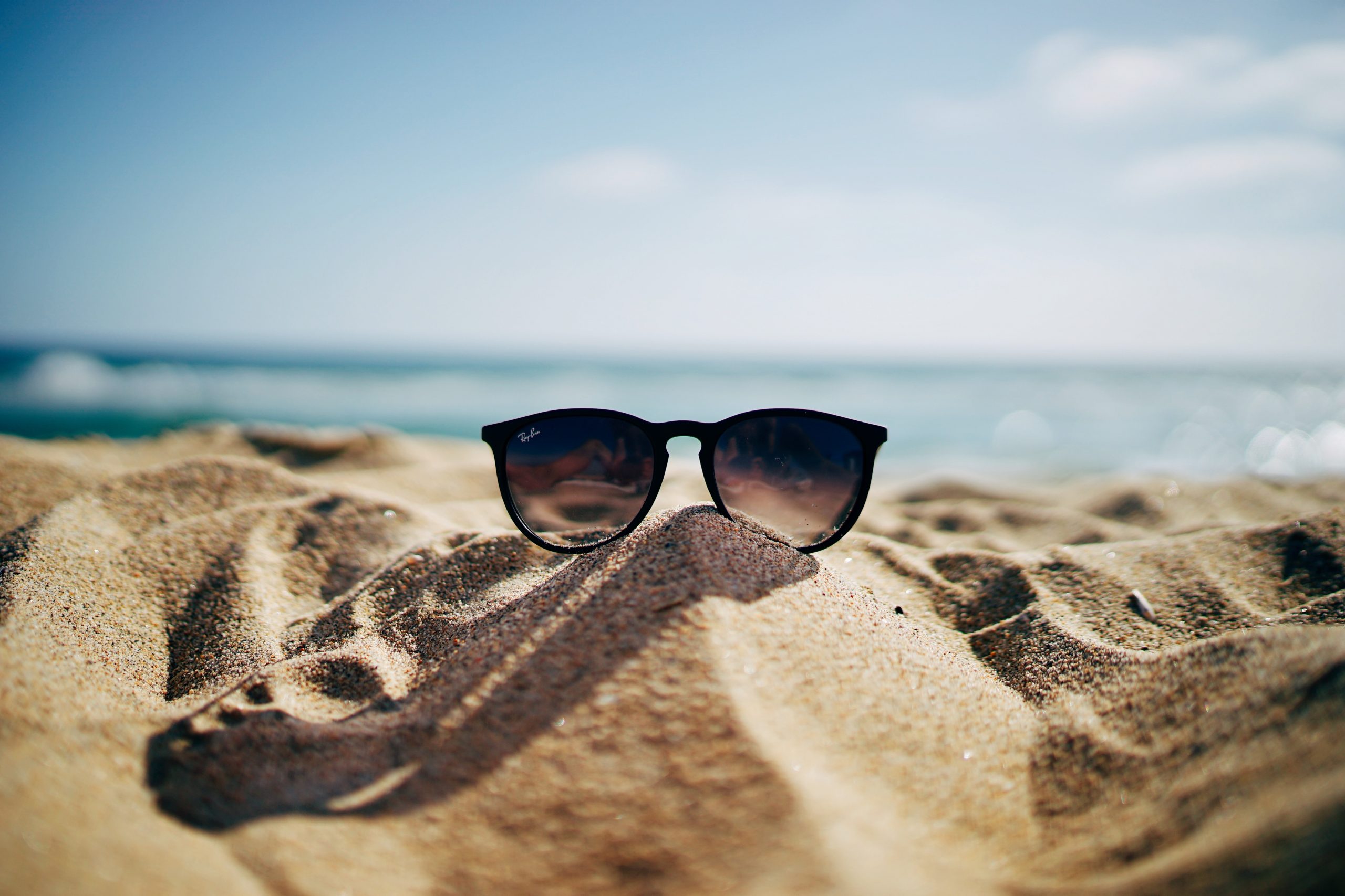 lunettes de soleil dans le sable en été